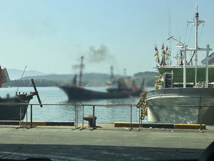 [여수=뉴시스] 외국인 선원을 승선시킨 혐의를 받고 있는 어선. (사진=여수해경 제공) 2024.06.26. photo@newsis.com *재판매 및 DB 금지