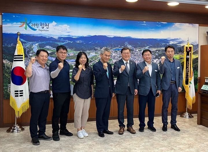 [함양=뉴시스] = 지난 25일 함양군청 군수실에서 산림청 고기연 산림항공본부장, 진병영 함양군수, 김윤철 합천군수, 관계자가 참석한 가운데 밤나무 항공방제 간담회를 가졌다.*재판매 및 DB 금지 *재판매 및 DB 금지