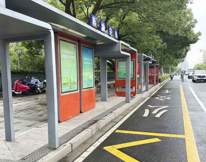 [서울=뉴시스] 중국에서 한 남성이 스쿨버스를 기다리는 일본인 여성과 미취학 아동인 아들, 스쿨버스 중국인 여성 안내원에게 흉기를 휘두른 사건이 일어났다. (사진=산케이신문) *재판매 및 DB 금지