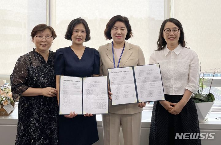 [전주=뉴시스]윤난슬 기자 = 전북 전주시는 26일 포레나 전주에코시티 공동주택 내 국공립어린이집 운영을 위해 선정된 수탁자와 위탁관리 협약을 체결했다고 밝혔다.2024.06.26.(사진=전주시 제공) 