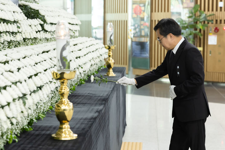 [수원=뉴시스] 김동연 경기도지사가 26일 오전 경기도청 1층 로비에 마련된 화성 공장 화재 희생자 합동분향소를 찾아 헌화하고 있다. (사진=경기도 제공) 2024.06.26. photo@newsis.com *재판매 및 DB 금지