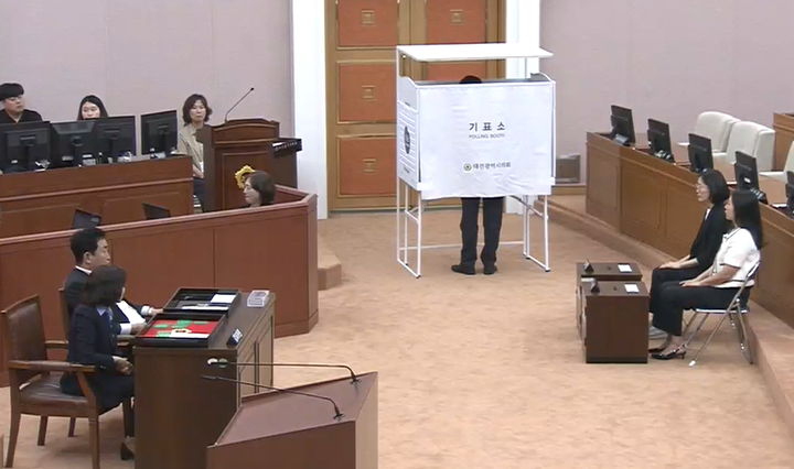 [대전=뉴시스] 조명휘 기자 = 대전시의원들이 26일 제279회 임시회 제1차 본회의를 열어 제9대의회 후반기 의장 선출을 위한 투표를 진행하고 있다. 2024.06.26. photo@newsis.com *재판매 및 DB 금지