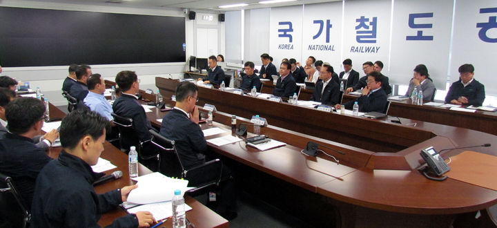 [서울=뉴시스] 국가철도공단과 한국철도공사 관계자들이 26일 공단 상황실에서 ‘제11회 철도발전협력회의’를 실시하고 있다. 2024.06.26. (사진=국가철도공단 제공) photo@newsis.com *재판매 및 DB 금지