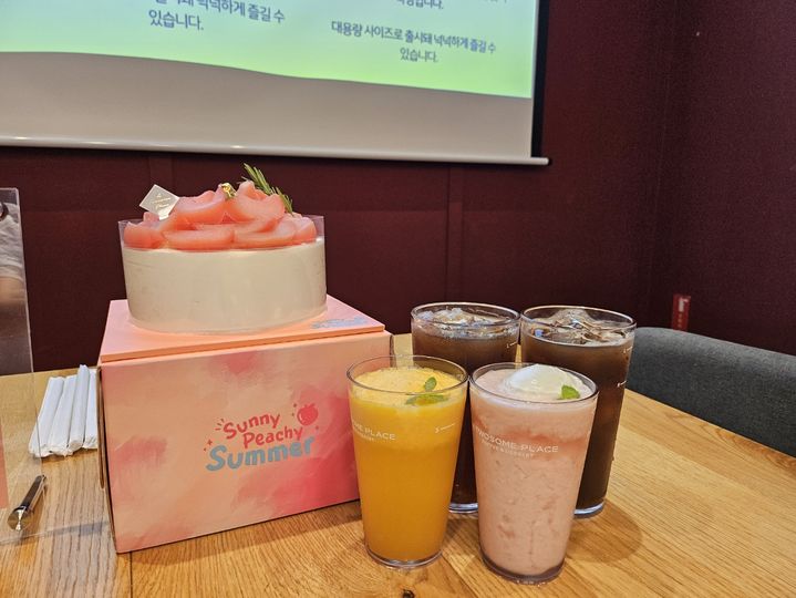 [서울=뉴시스] 구예지 기자=투썸플레이스에서 다음 달 새로 선보일 복숭아 케이크, 프라페와 아샷추 모습. *재판매 및 DB 금지