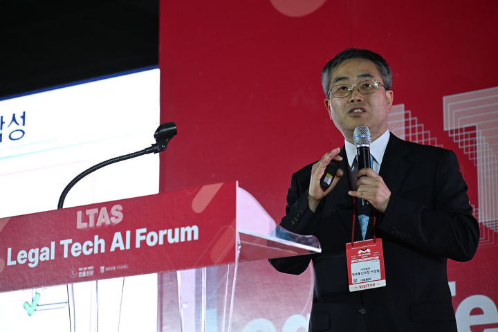 26일 법률신문과 전시회업체 메세이상 공동 주최로 서울 삼성동 코엑스에서 열린 '2024년 리걸테크 인공지능 특별전시회(LTAS·Legal Tech&AI Show)'에서 이성범 대검찰청 기획조정부 정보통신과장이 '생성형 AI의 검찰 사건처리업무 활용방안'을 주제로 발표하고 있다. (사진=법률신문 제공) *재판매 및 DB 금지
