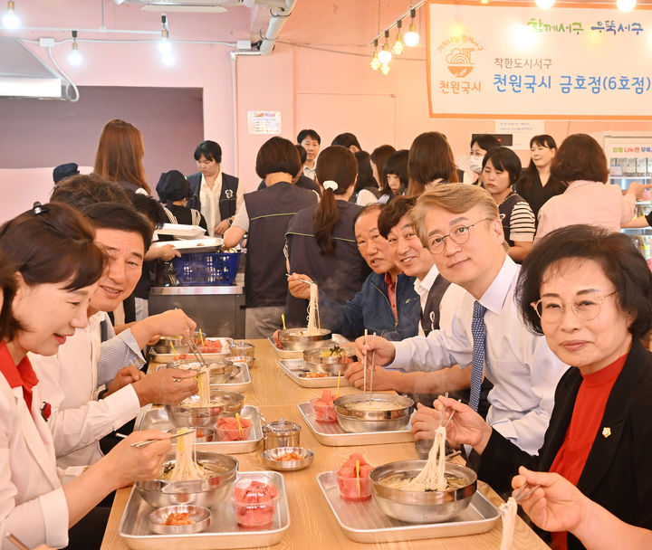 [광주=뉴시스] 광주 서구는 26일 서구 금호1동에 천원국시 6호점을 열었다. (사진=광주 서구 제공) 2024.06.26. photo@newsis.com *재판매 및 DB 금지