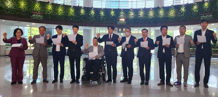 [대전=뉴시스] 조명휘 기자 = 국민의힘 김선광 대전시의회 의장 후보를 지지하는 시의원들이 26일 오후 의장선거를 위한 투표가 부결된 뒤 시의회 로비에서 김 후보를 지지하지 않은 자당 의원들을 비난하는 회견을 열고 있다. 2024.06.26. photo@newsis.com *재판매 및 DB 금지