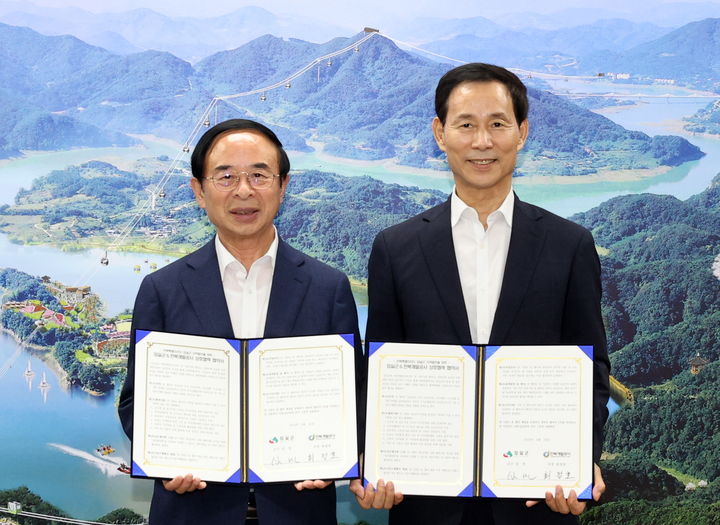 26일 육군35사단 등 군무원 아파트 공급을 위한 임실군과 전북개발공사의 업무협약, 심민 군수(왼쪽)와 최정호 사장(오른쪽)이 협약 후 기념사진을 찍고 있다. *재판매 및 DB 금지