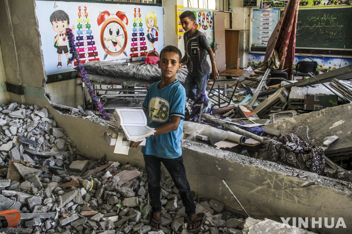 [가자지구=신화/뉴시스] 25일(현지시각) 가자지구 가자시티 서쪽 알샤티 난민촌에서 팔레스타인 어린이들이 이스라엘의 공습으로 파괴된 학교 교실을 살피고 있다. 2024.06.26.