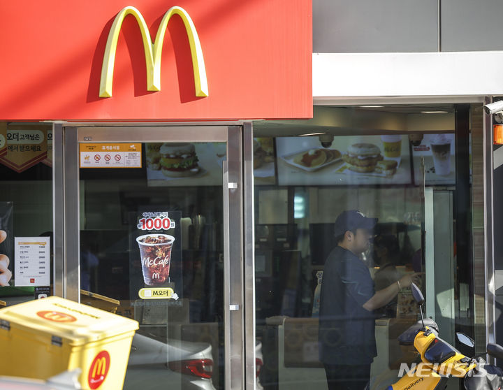 [남양주=뉴시스] 정병혁 기자 = 사진은 26일 경기 남양주의 한 맥도날드 매장. 2024.06.26. jhope@newsis.com