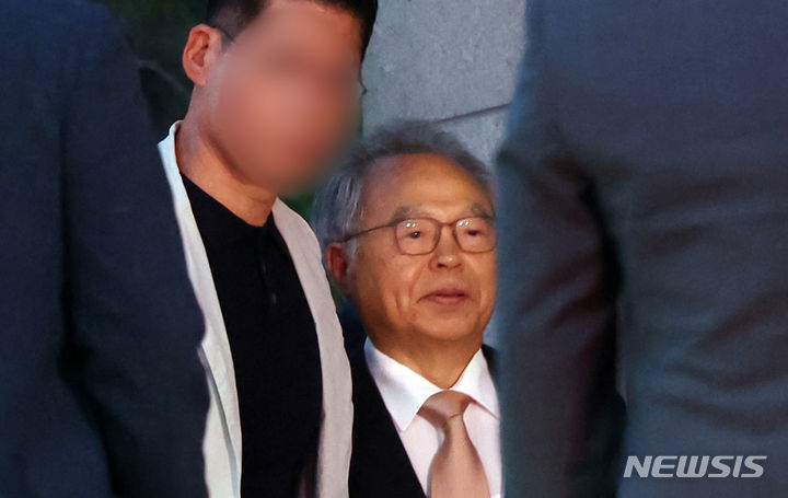 [부산=뉴시스] 하경민 기자 = 여직원 강제추행죄로 징역 3년형을 선고받았던 오거돈 전 부산시장이 26일 오전 부산 사상구 부산구치소에서 만기 출소하고 있다. 2024.06.26. yulnetphoto@newsis.com