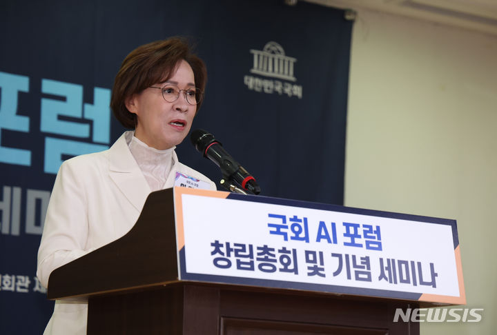 [서울=뉴시스] 고승민 기자 = 이인선 국민의힘 의원이 26일 서울 여의도 국회 의원회관에서 열린 국회 AI 포럼 창립총회 및 기념 세미나에서 개회사를 하고 있다. 2024.06.26. kkssmm99@newsis.com