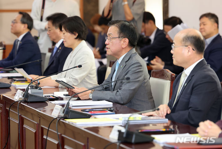 [서울=뉴시스] 배훈식 기자 = 최상목 경제부총리 겸 기획재정부 장관이 26일 오전 서울 종로구 정부서울청사에서 열린 경제장관회의에서 발언하고 있다. 2024.06.26. dahora83@newsis.com