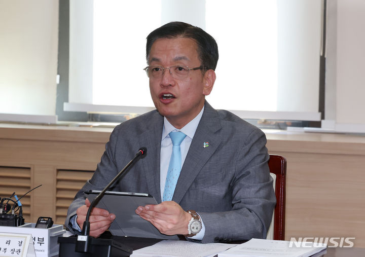 [서울=뉴시스] 배훈식 기자 = 최상목 경제부총리 겸 기획재정부 장관이 26일 오전 서울 종로구 정부서울청사에서 열린 경제장관회의에서 발언하고 있다. 2024.06.26. dahora83@newsis.com