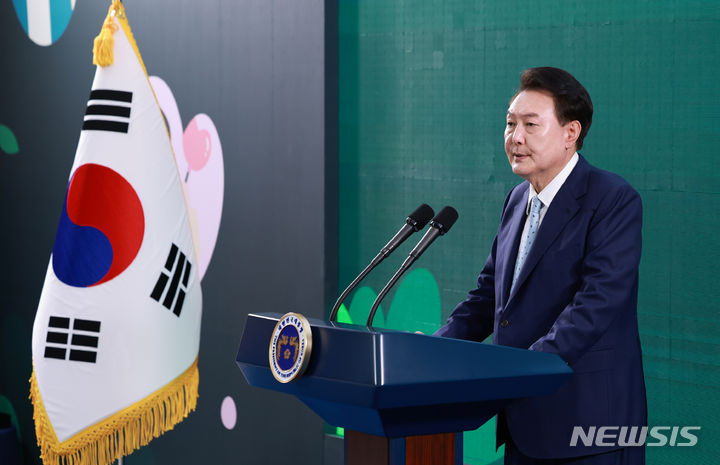 [서울=뉴시스] 조수정 기자 = 윤석열 대통령이 26일 서울 광진구 보건복지부 국립정신건강센터에서 열린 '정신건강정책 혁신위원회 1차 회의'에서 발언하고 있다. (대통령실통신사진기자단) 2024.06.26. chocrystal@newsis.com