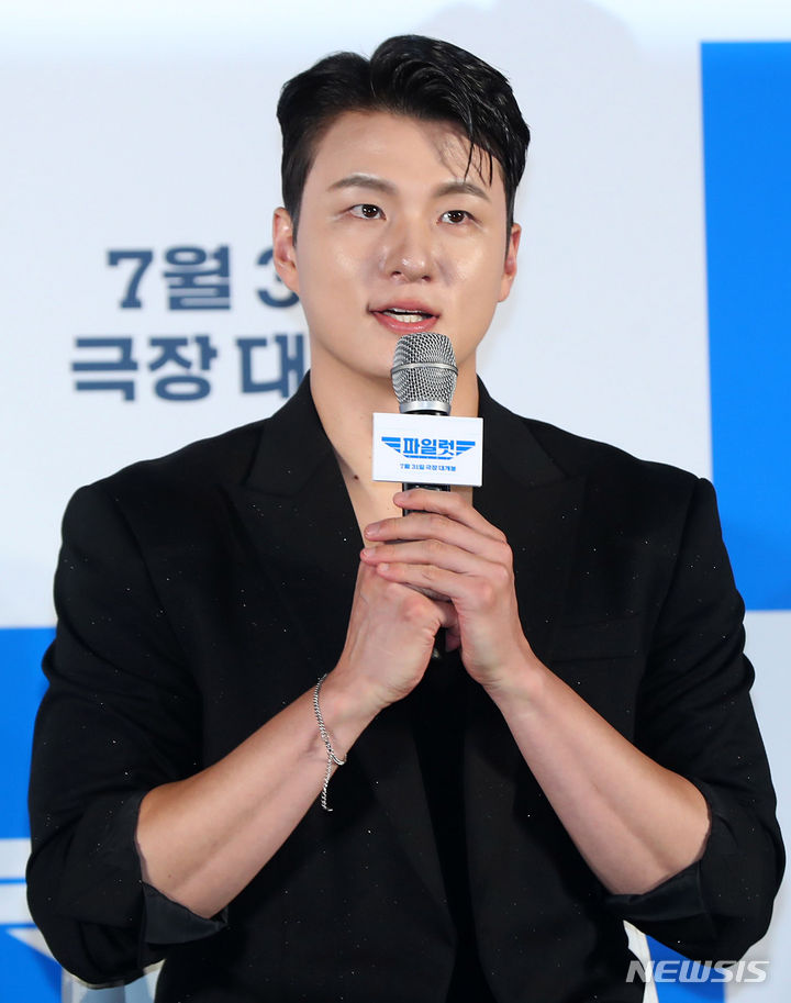 [서울=뉴시스] 김혜진 기자 = 배우 신승호가 26일 오전 서울 광진구 롯데시네마 건대입구에서 열린 영화 '파일럿'(감독 김한결) 제작보고회에서 인사말을 하고 있다. 2024.06.26. jini@newsis.com