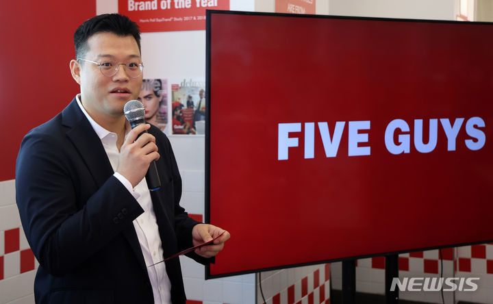 [서울=뉴시스] 이영환 기자 = 오민우 파이브가이즈 에프지코리아 대표이사가 26일 오전 서울 서초구 파이브가이즈 강남에서 열린 파이브가이즈 국내 오픈 1주년 기념 행사에서 인사말을 하고 있다. 2024.06.26. 20hwan@newsis.com