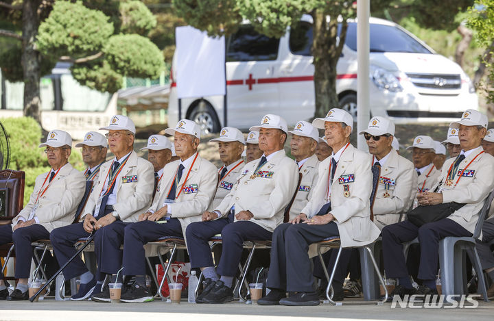 [남양주=뉴시스] 정병혁 기자 = 26일 경기 남양주시 7포병여단에서 열린 6.25 참전용사 초청행사에서 남양주 지역 6.25 참전용사들이 7군단 군악대 공연을 바라보고 있다.이날 7포병여단은 남양주 지역 참전용사 29명을 부대로 초청해 7포병여단 K9A1 장비 시연, 7군단 군악대 공연, 지작사 의장대 의장시범, 1군단 태권도 시범단 공연을 선보였다. 2024.06.26. jhope@newsis.com