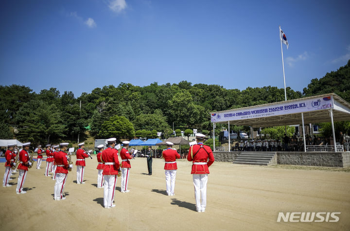 [남양주=뉴시스] 정병혁 기자 = 26일 경기 남양주시 7포병여단에서 열린 6.25 참전용사 초청행사에서 남양주 지역 6.25 참전용사들이 7군단 군악대 공연을 바라보고 있다.이날 7포병여단은 남양주 지역 참전용사 29명을 부대로 초청해 7포병여단 K9A1 장비 시연, 7군단 군악대 공연, 지작사 의장대 의장시범, 1군단 태권도 시범단 공연을 선보였다. 2024.06.26. jhope@newsis.com