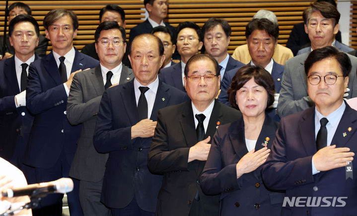 [서울=뉴시스] 홍효식 기자 = 26일 서울 용산구 백범김구기념관에서 열린 백범 김구 선생 제75주기 추모식에서 우원식(오른쪽부터) 국회의장, 강정애 국가보훈부 장관, 이종찬 광복회장, 황우여 국민의힘 비상대책위원장, 박찬대 더불어민주당 당대표 직무대행 겸 원내대표, 조국 조국혁신당 대표, 김기현 국민의힘 의원이 국기에 대한 경례를 하고 있다. 2024.06.26. yesphoto@newsis.com