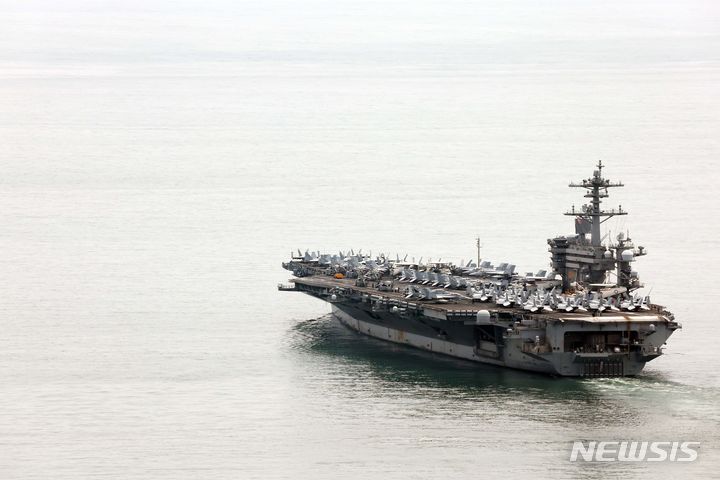 [부산=뉴시스] 하경민 기자 = 한국·미국·일본이 처음 실시하는 해상·수중·공중·사이버 등 다영역 군사훈련 '프리덤 에지'(Freedom Edge)에 참가하기 위해 미국 해군의 핵추진 항공모함 '시어도어 루스벨트'(CVN-71·10만t급)가 26일 부산 남구 해군작전사령부 부산작전기지에서 출항하고 있다. 2024.06.26. yulnetphoto@newsis.com