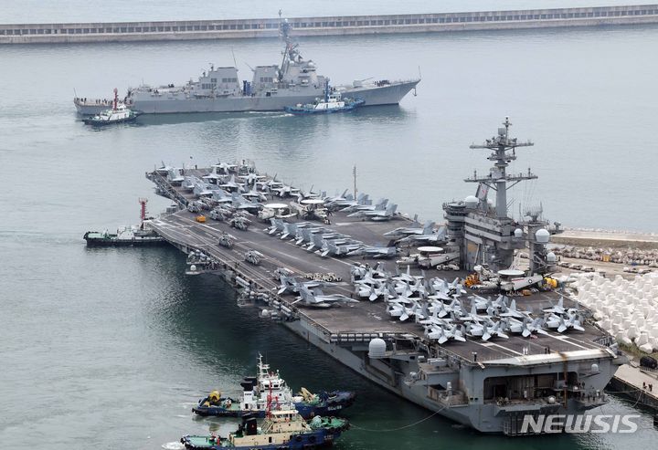 [부산=뉴시스] 하경민 기자 = 한국·미국·일본이 처음 실시하는 해상·수중·공중·사이버 등 다영역 군사훈련 '프리덤 에지'(Freedom Edge)에 참가하기 위해 미국 해군의 제9항모강습단 소속 핵추진 항공모함 '시어도어 루스벨트함'(CVN-71·10만t급)과 이지스구축함인 '다니엘 이노우에함'(DDG-118)이 26일 부산 남구 해군작전사령부 부산작전기지에서 출항하고 있다. 2024.06.26. yulnetphoto@newsis.com