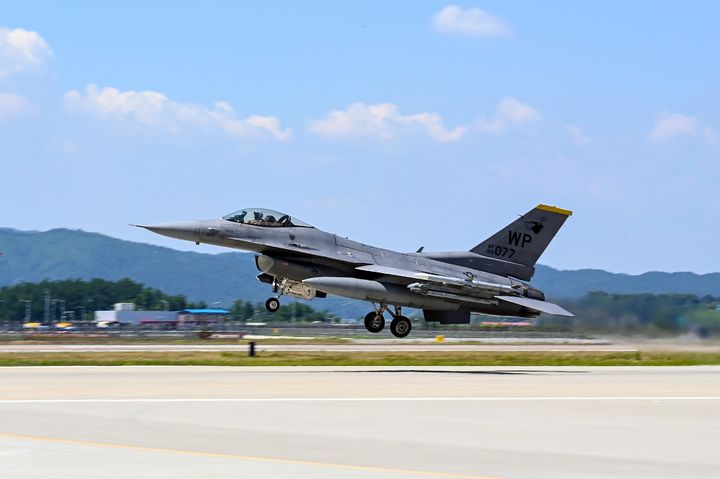 [서울=뉴시스] 한미 공군은 26일 미 공군 F-22 랩터(Raptor)가 참가한 가운데 연합공중훈련을 실시했다고 밝혔다. 사진은 청주기지에서 이륙하고 있는 미 공군 F-16 전투기. (사진=공군 제공) 2024.06.26. photo@newsis.com *재판매 및 DB 금지