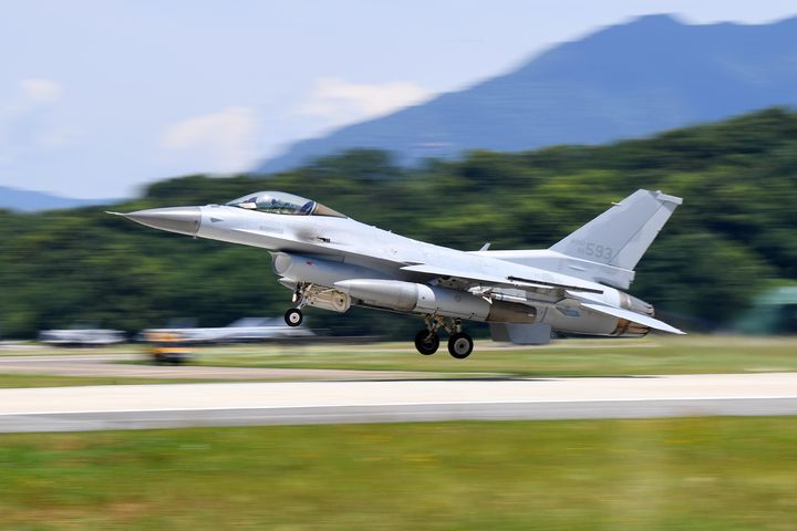 [서울=뉴시스] 한미 공군은 26일 미 공군 F-22 랩터(Raptor)가 참가한 가운데 연합공중훈련을 실시했다고 밝혔다. 사진은 충주기지에서 이륙하고 있는 공군 F-16 전투기. (사진=공군 제공) 2024.06.26. photo@newsis.com