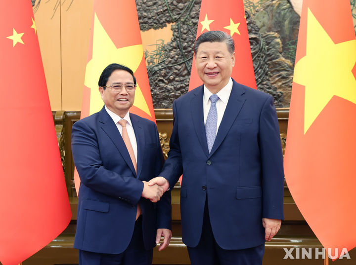 [베이징=신화/뉴시스] 시진핑 중국 국가주석이 26일 베이징 인민대회당에서 팜 민 찐 베트남 총리와 회담을 가졌다. 찐 총리는 지난 25일부터 다롄에서 열린 하계 세계경제포럼(WEF·다보스포럼)에 참석하기 위해 중국을 방문했다. 2024.6.27