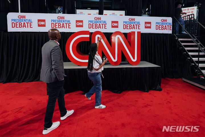 [애틀랜타=AP/뉴시스] 6월 26일(현지시각) 미국 대선 TV 토론회를 하루 앞두고 미국 조지아 애틀랜타 CNN 스튜디오에서 토론회 준비가 한창이다. 2024.07.11.