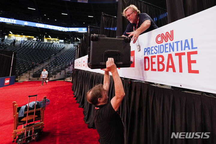[애틀랜다=AP/뉴시스]조 바이든 대통령과 도널드 트럼프 전 미 대통령이 대선 토론을 하는 미 CNN 방송에서 26일(현지시각) 준비가 한창이다. 2024.6.27.