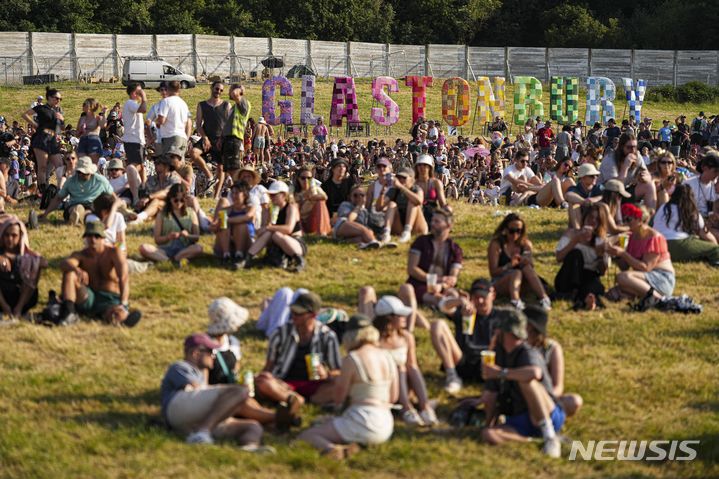 [워디팜=AP/뉴시스] BBC가 생중계한 영국 최대 규모 록 페스티벌에서 이스라엘을 비판하는 정치적 메시지가 나온 데 대해 키어 스타머 총리가 강한 유감을 표했다. 사진은 지난해 6월26일 열린 글래스턴베리 페스티벌의 모습. 2025.06.30.