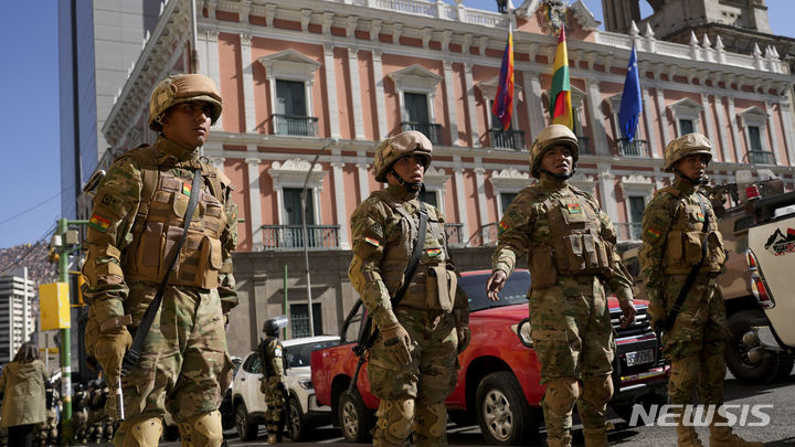[라파스=AP/뉴시스] 26일(현지시각) 볼리비아 군인들이 수도 라파스의 무리요 광장에 있는 대통령궁 앞을 지키고 있다. 볼리비아 군부가 전차와 장갑차 등을 동원해 대통령궁에 진입해 쿠데타를 시도한 것으로 알려졌다. 2024.06.27.