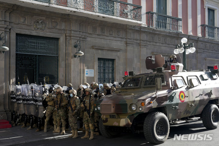 [라파스=AP/뉴시스]26일(현지시각) 볼리비아 수도 라파스 무리요 광장에 있는 대통령궁(정부청사) 밖에서 장갑차와 군인들이 배치돼있다. 2024.06.27.