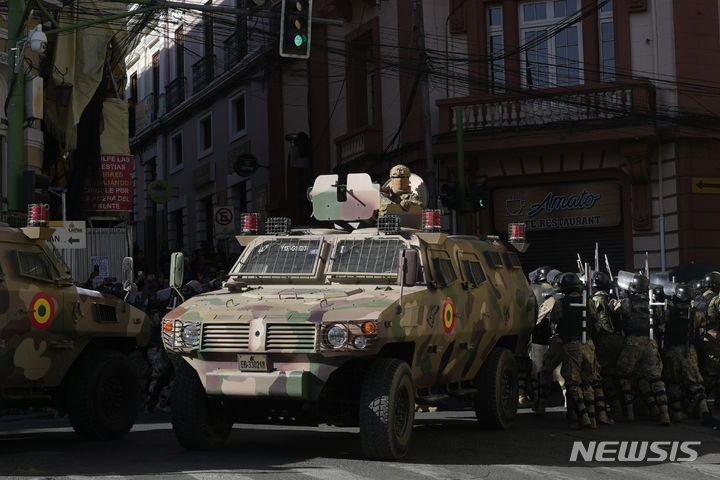 [라파스=AP/뉴시스] 26일(현지시각) 볼리비아군 헌병대가 라파스에 있는 무리요 광장을 점거하고 있다. 볼리비아 군부가 전차와 장갑차 등을 동원해 대통령궁에 진입해 쿠데타를 시도한 것으로 알려졌다. 2024.06.27.