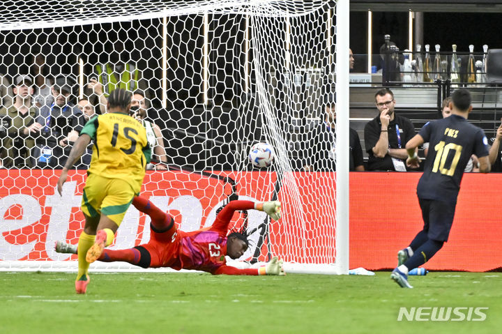 [라스베이거스=AP/뉴시스] 27일(한국시각) 미국 네바다주 라이베이거스의 얼리전트 스타디움에서 열린 '2024 남미축구연맹(CONMEBOL) 코파아메리카' 조별리그 B조 2차전에서 에콰도르의 켄드리 파에즈가 자메이카를 상대로 페널티킥을 성공시키기고 있다. 2024.06.27