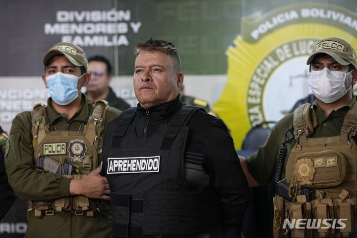 [라파스=AP/뉴시스] 볼리비아 불발 쿠데타를 주도한 후안 호세  수니가 전 육군사령관이 26일 경찰에 연행되고 있다. 2024.06.29 