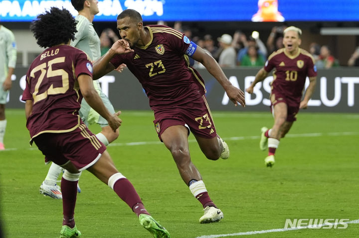 [잉글우드=AP/뉴시스] 27일(한국시각) 미국 캘리포니아주 잉글우드의 소파이 스타디움에서 열린 '2024 남미축구연맹(CONMEBOL) 코파아메리카' 조별리그 B조 2차전에서 베네수엘라의 살로몬 론돈이 페널티킥을 성공하고 세리머니를 펼치고 있다. 2024.06.27.