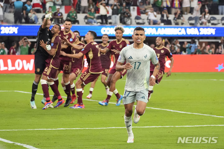 [잉글우드=AP/뉴시스] 27일(한국시각) 미국 캘리포니아주 잉글우드의 소파이 스타디움에서 열린 '2024 남미축구연맹(CONMEBOL) 코파아메리카' 조별리그 B조 2차전에서 멕시코의 오르벨린 피네다가 페널티킥을 실축했다. 2024.06.27.