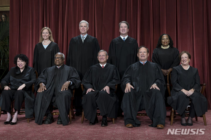 [AP/뉴시스] 미 연방 대법원의 9명 대법원판사 단체사진. 
