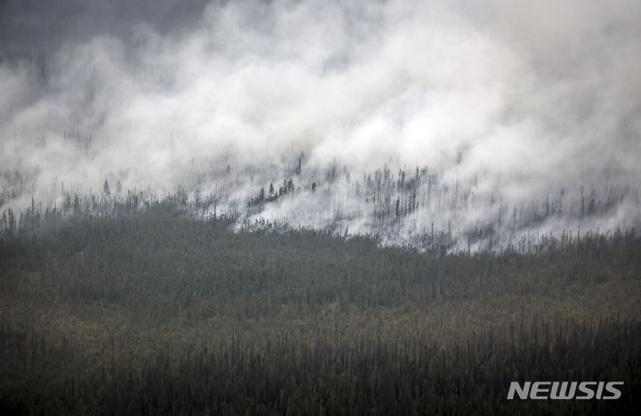 [AP/뉴시스] 2023년 8월 중순 캐나다 북서영토 지역의 엔터브라이즈 삼림에서 산불이 나 숲을 태우고 있다