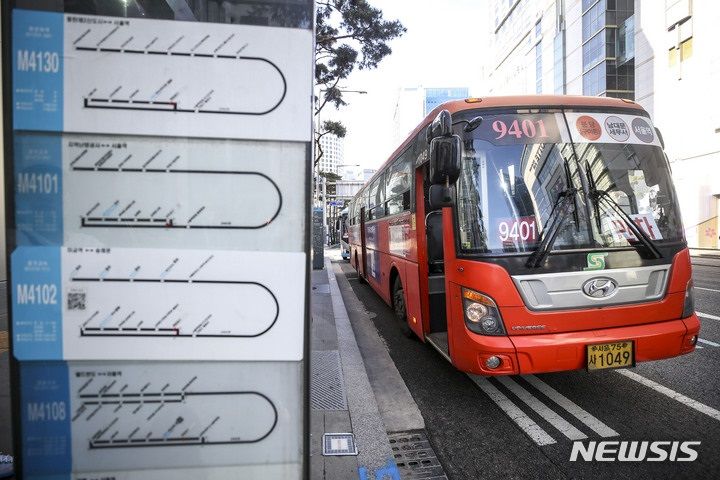 [서울=뉴시스] 정병혁 기자 = 수도권지역에서 서울을 오가는 광역버스들이 서울 남대문로를 지나고 있다. 2023.04.19. jhope@newsis.com