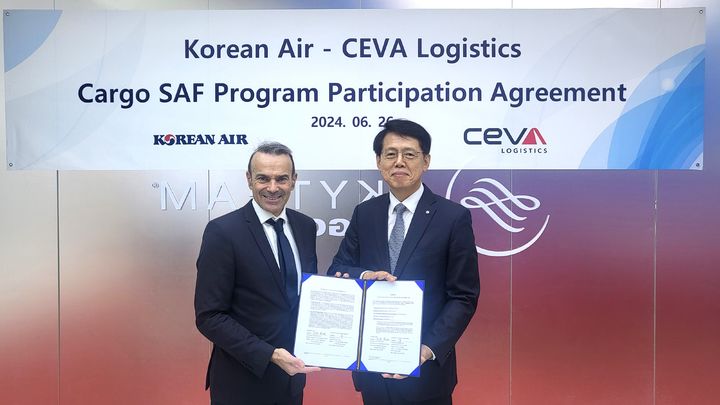 [서울=뉴시스]대한항공은 글로벌 물류 기업인 세바 로지스틱스(CEVA&nbsp; Logistics)와 지속가능항공유(Sustainable Aviation Fuel·이하 SAF) 사용을 위한 파트너십을 체결했다고 27일 밝혔다. 사진은 파트너십 체결식에 참석한 엄재동 대한항공 화물사업본부장(오른쪽)이 올리비에 보카라 세바 로지스틱스 APAC 지역 항공해운 부문 리더와 기념 사진을 촬영하는 모습. (사진=대한항공) 2024.06.27 photo@newsis.com *재판매 및 DB 금지