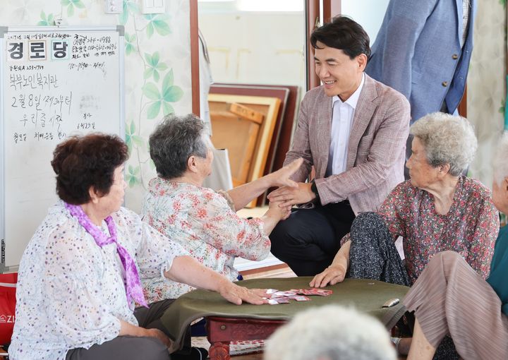 [춘천=뉴시스] 27일 강원특별자치도는 지난 26일 김진태 강원특별자치도지사(사진)가 폭염 취약계층의 안전한 여름나기를 위해 무더위 쉼터를 방문해 시설 점검에 나서, 운영 현황 등 무더위 쉼터 주요시설을 살폈다.고 밝혔다. 강원특별자치도 제공 *재판매 및 DB 금지