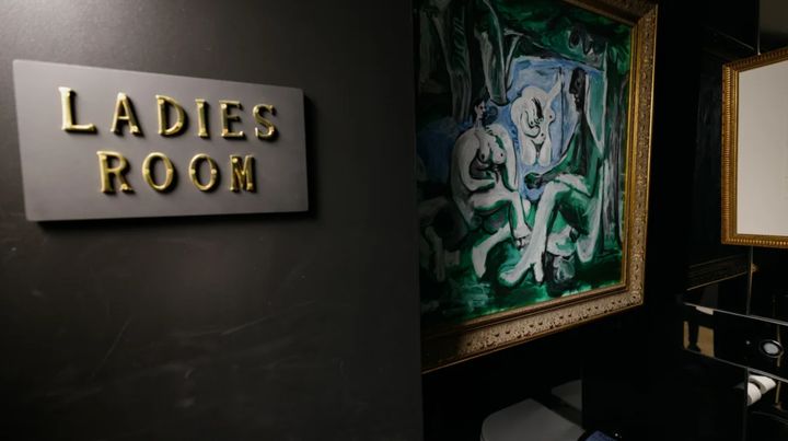 [서울=뉴시스] 호주 태즈메이니아주의 한 미술관이 소장 중인 파블로 피카소 작품들을 여자 화장실 칸막이벽에 전시해 화제다. (사진=CNN) *재판매 및 DB 금지