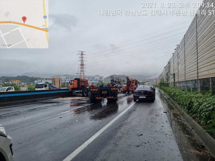 [서울=뉴시스] 지난 2021년 8월 23일 남해선에서 발생한 화물차량 빗길 과속 사고 당시 현장의 모습. (사진=도로공사 제공) 2024.06.27. photo@newsis.com *재판매 및 DB 금지