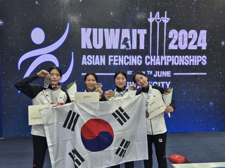 여자 플뢰레 대표팀이 26일(현지시각) 쿠웨이트 쿠웨이트시티에서 열린 2024 아시아선수권대회 단체전에서 동메달을 목에 걸었다. (사진=대한펜싱협회 제공) *재판매 및 DB 금지
