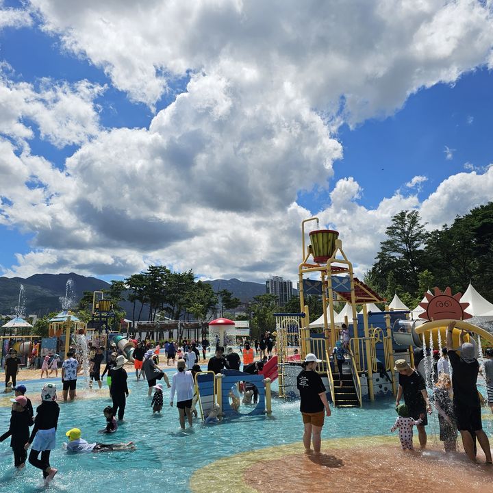 [양산=뉴시스] 디자인공원 물놀이장. (사진=양산시 제공) 2024.06.27. photo@newsis.com *재판매 및 DB 금지