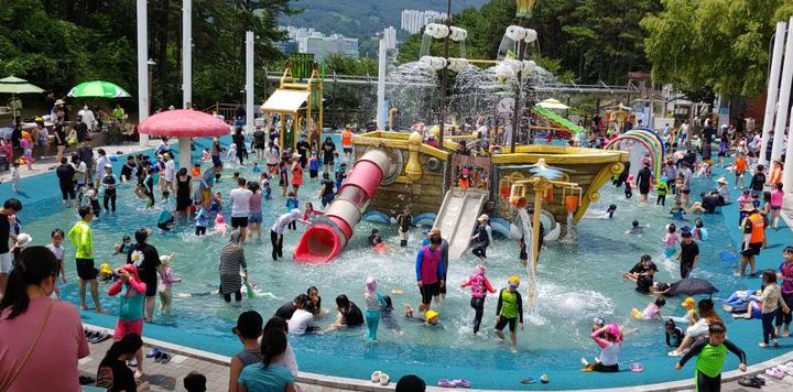 [양산=뉴시스] 명동공원 물놀이장. (사진=양산시 제공) 2024.06.27. photo@newsis.com *재판매 및 DB 금지