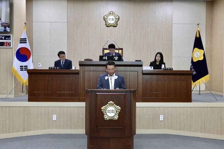 [대구=뉴시스] 대구 동구의회 한동기 기획행정위원장이 지난 26일 열린 제336회 정례회 제2차 본회의에서 '아동의 놀 권리 보장을 위한 놀이시설 확충'에 대해 제언했다. (사진=대구 동구의회 제공) 2024.06.27. photo@newsis.com *재판매 및 DB 금지